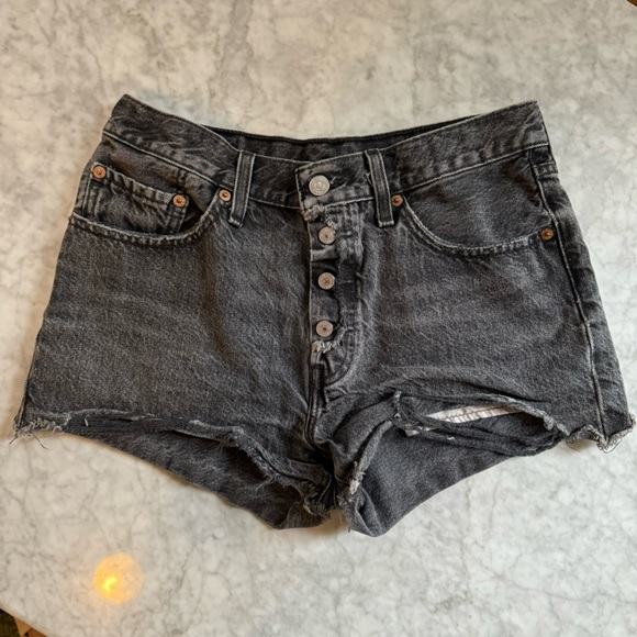 Levi’s mid rise black Jean shorts - Picture 2 of 4